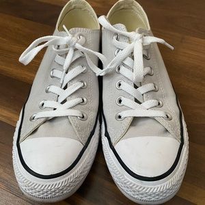 Women’s low top converse!